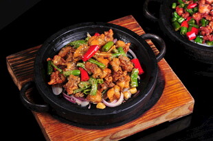 美味铁板鸡肉蔬菜料理