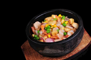 石锅五彩时蔬拌饭