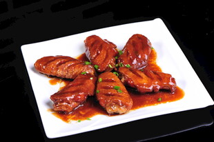 红烧鸡翅摆放在白色盘中