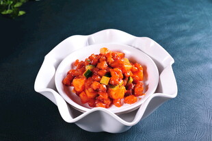 美味红烧排骨盛于白碗中