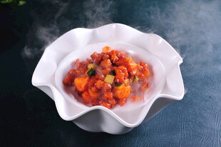 白色碗中多彩美味菜肴