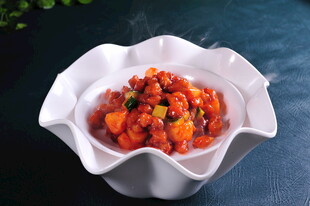 白碗中的美味红椒炒肉粒