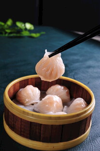 竹笼里的美味鲜虾蒸饺