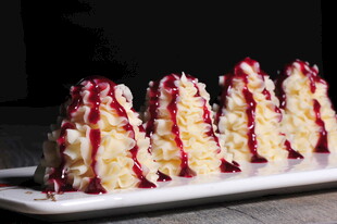 草莓淋酱芝士蛋糕