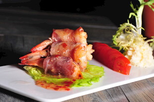 美味培根鲜虾摆盘料理