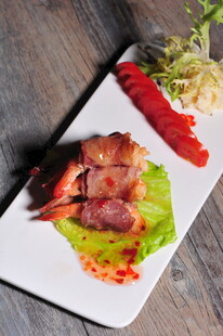 培根包裹蔬菜摆盘美食