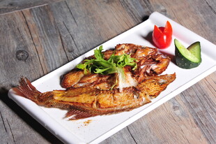 香煎海鱼配清新配菜