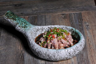 石制容器盛美味凉拌菜