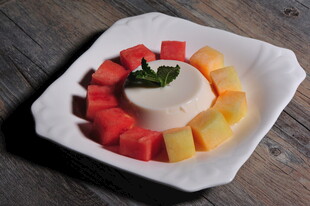 水果环绕的创意豆腐拼盘