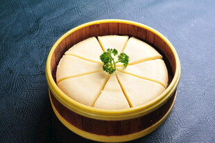 竹制蒸笼里的美味糕点