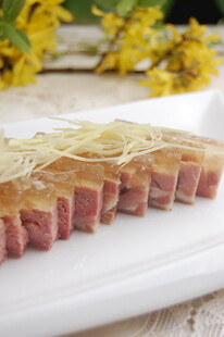 精致摆盘的美味牛肉薄片