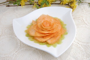 雕花胡萝卜摆盘造型精美