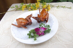 美味烤乳鸽摆盘精致