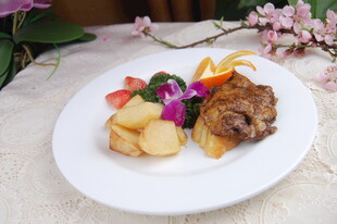 美味烤牛排配多彩蔬果