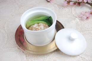 陶瓷盅里的美味汤品