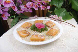 精致摆盘的美味糕点