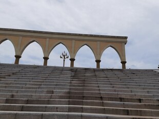 拱形建筑下的阶梯景观