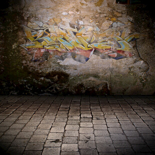 破旧墙面上的彩色涂鸦