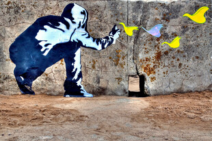 街头艺人绘彩色蝴蝶画面