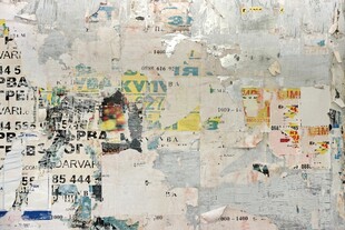 墙面贴满各类广告与海报