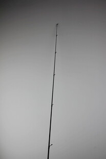 细长天线伸向灰白天空