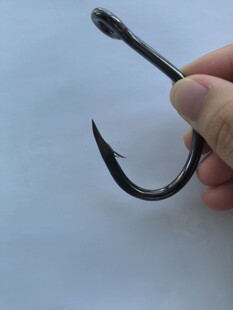 黑色鱼钩特写