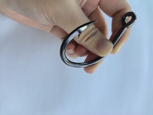 手持黑色环形物件特写