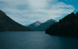 宁静山水间的秀丽湖景