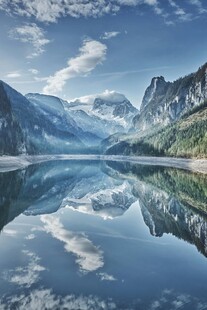 宁静山水倒影美景