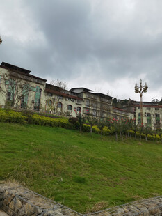 绿草如茵旁的古朴建筑群