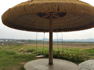 户外草伞秋千休闲场景