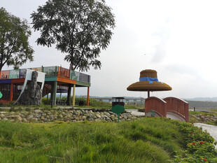 户外多彩游乐设施景观