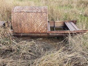 废弃田野中的船只