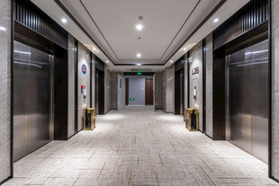 现代风格宽敞电梯间走廊
