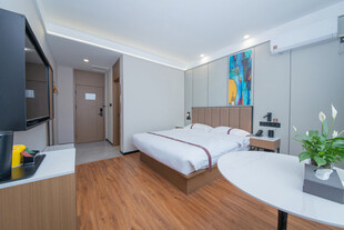 现代简约风温馨卧室空间