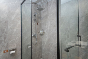 现代简约风格玻璃淋浴房