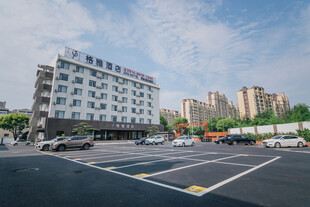 城市中开阔的停车场及建筑