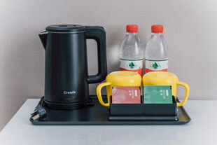 托盘上的水壶与瓶装水