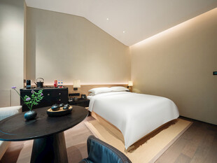 现代简约风温馨卧室一角