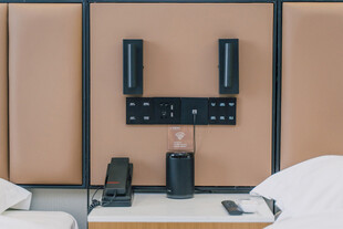 现代卧室墙面智能设备布置