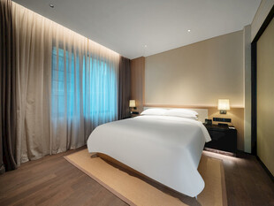 现代简约风格温馨卧室空间