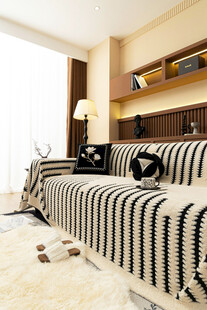 现代简约条纹沙发客厅一角