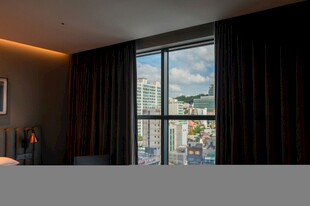 现代卧室大窗景观