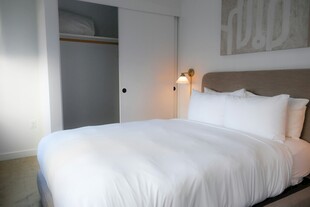 简约舒适的现代卧室空间