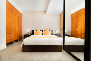 现代简约卧室温馨空间