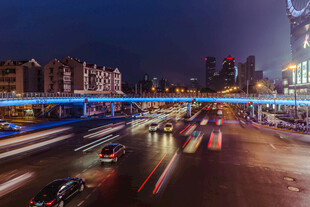 城市夜景中的车流光影