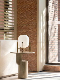 简约室内台灯与窗边景致