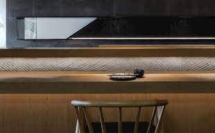 简约书桌与金属椅场景简约书桌与