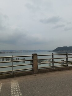 海边护栏旁的开阔景致