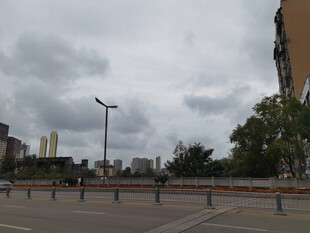 城市空旷道路与阴沉天空